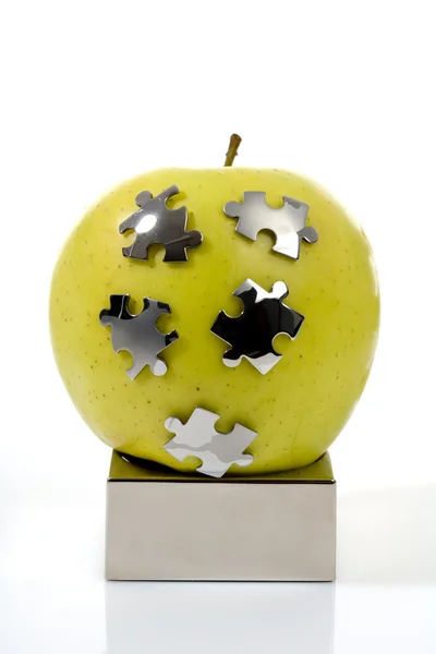 Puzzle grüner Apfel — Stockfoto