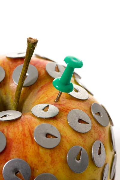 Drawing pin and apple — Stock Photo, Image