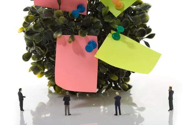 Empresários, árvore e papel de carta — Fotografia de Stock