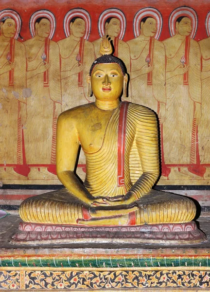 Estatua de Buda en el complejo del templo de la cueva de Dambulla, Sri Lanka — Foto de Stock