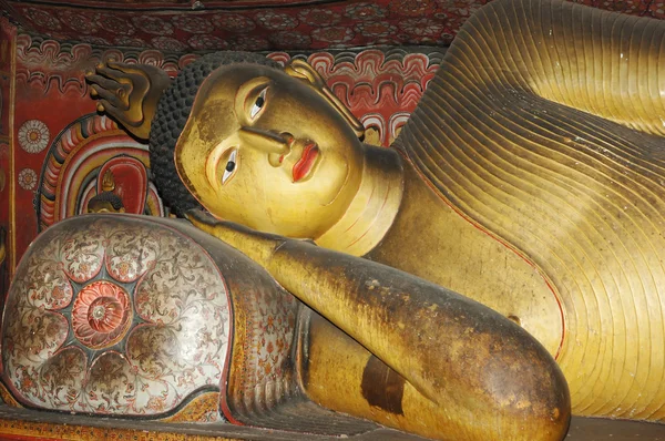 Socha Buddhy ležící v Dambulle jeskyně chrámového komplexu, Srí lanka — Stock fotografie