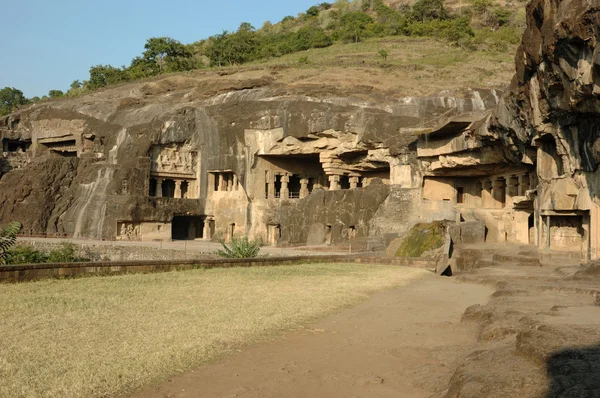 Ellora - gran complejo religioso con cuevas budistas, hindúes — Foto de Stock