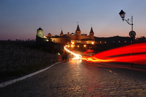 Velha fortaleza vista noturna com luzes de carro — Fotografia de Stock