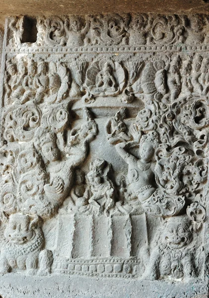 Резьба в пещерном храме Аджанта, Индия — стоковое фото