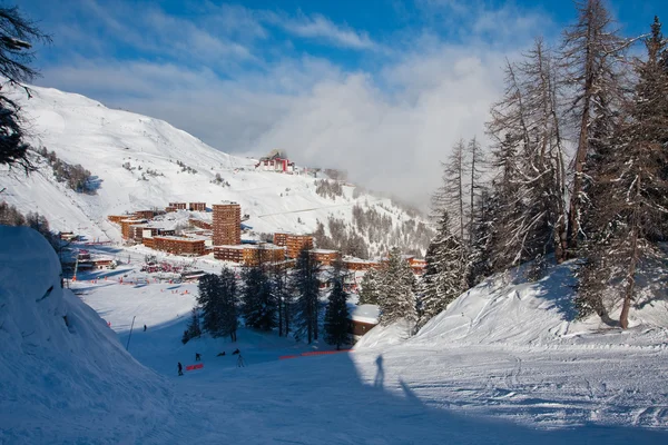 Prohlédni na alpské lyžařské středisko — Stock fotografie