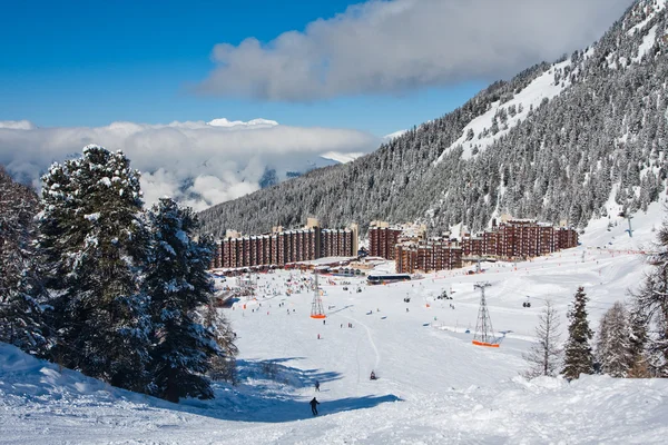 Widok na alpejski ośrodek narciarski — Zdjęcie stockowe