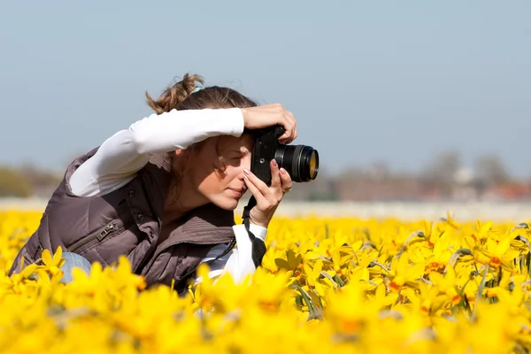 꽃의 사진을 만드는 여자 — 스톡 사진