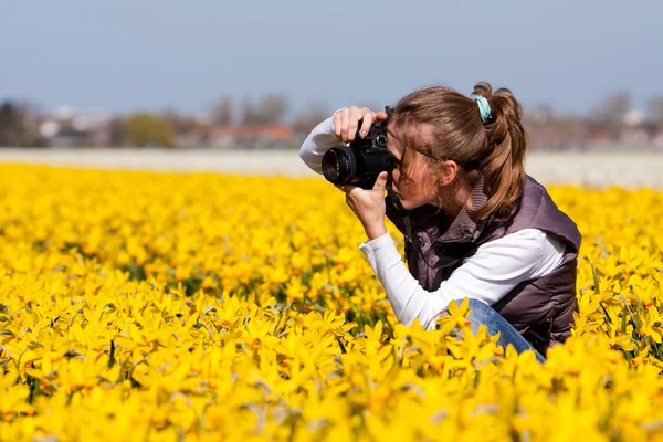 Ragazza che fa foto di fiori — Foto Stock