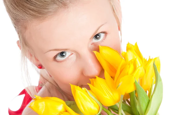 Junge Frau mit Tulpenstrauß — Stockfoto