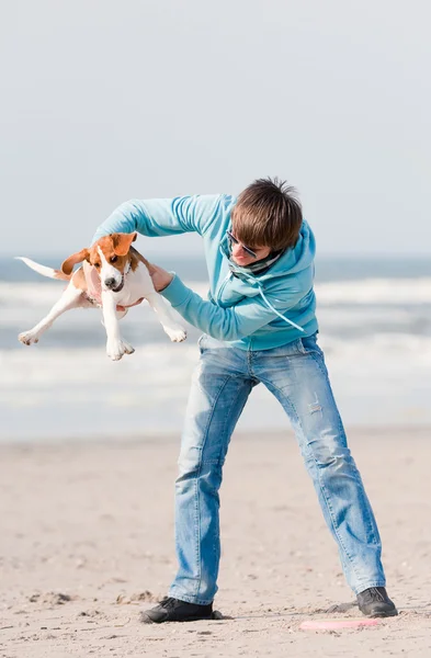 Homem brincando com cão — Fotografia de Stock