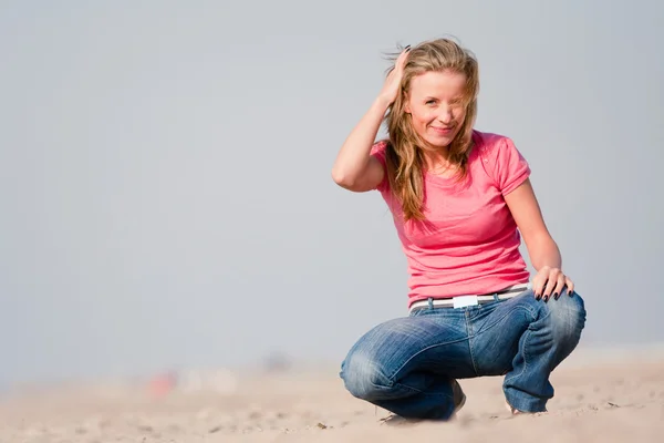 Young woman on sea shore — Stock Photo, Image