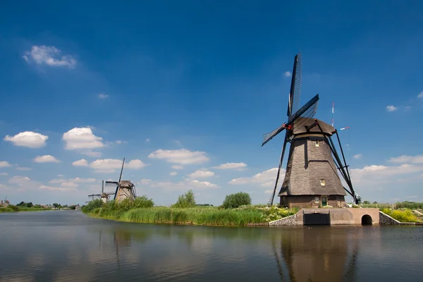 Traditionele Nederlandse molen in kinderdijk — Stockfoto