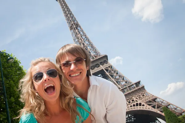Ευτυχισμένο ζευγάρι στο Παρίσι — Φωτογραφία Αρχείου