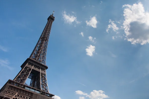 Eiffeltornet. blå himmel — Stockfoto