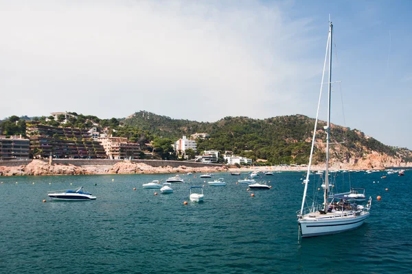 Yacht i hamnen. Costa brava — Stockfoto