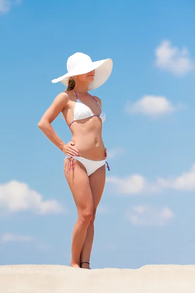 Vrouw in witte bikini — Stockfoto