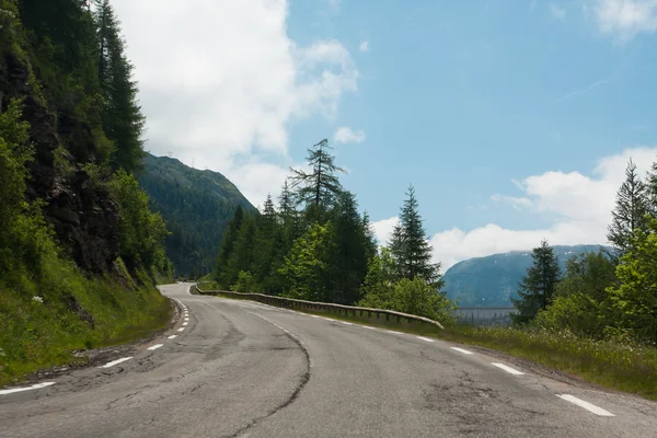 Дорога во французских Альпах — стоковое фото