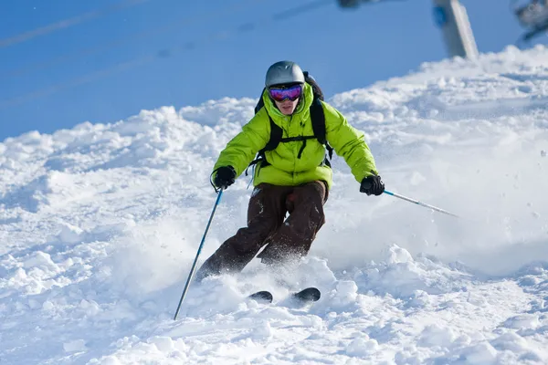 Skifahren abseits der Piste — Stockfoto