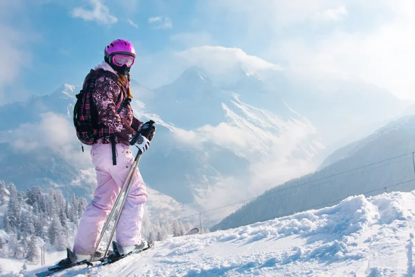 Una sciatrice. Le Alpi — Foto Stock