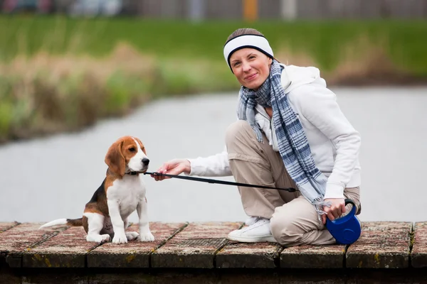 Menina andando com um cão — Fotografia de Stock