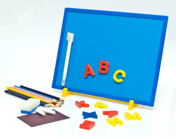 Kredki i tworzywa sztucznego litery abc — Zdjęcie stockowe