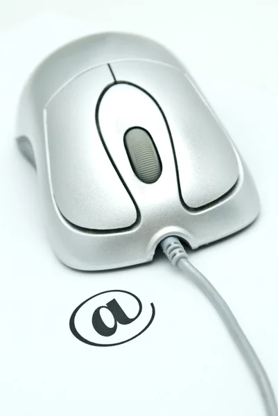 Elektronikus levél szimbólum és a számítógépes egér, fehér háttér — Stock Fotó