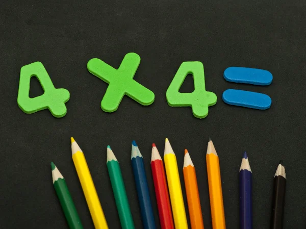 Lápis de cor, números e voltar para a escola — Fotografia de Stock