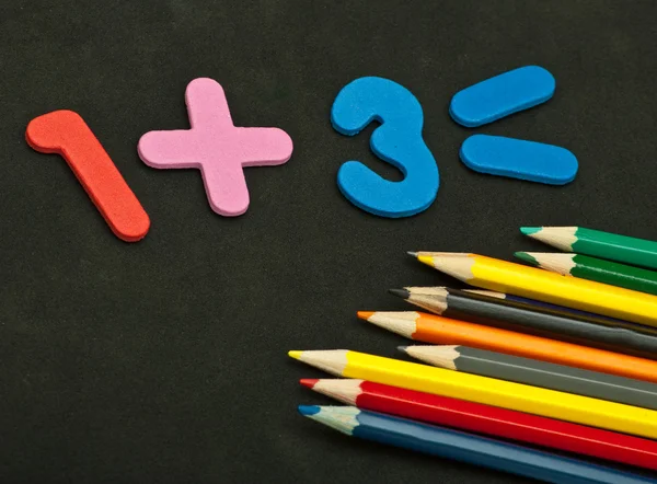 Lápices de colores, números y de vuelta a la escuela —  Fotos de Stock