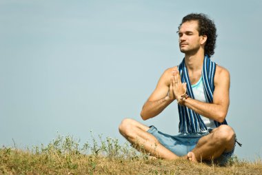 yoga konumunda genç adam