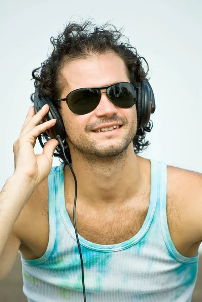 ヘッドフォンを持つ若い男の肖像 — ストック写真