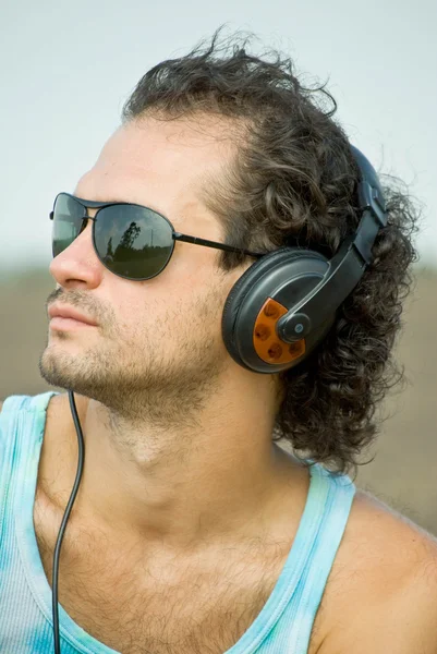 Porträt eines jungen Mannes mit Kopfhörern — Stockfoto