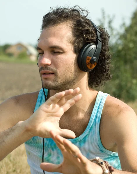 Retrato de jovem com fones de ouvido — Fotografia de Stock