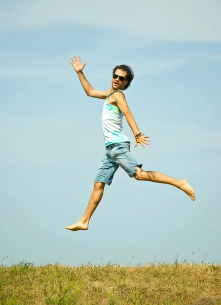 Человек прыгает на фоне неба — стоковое фото