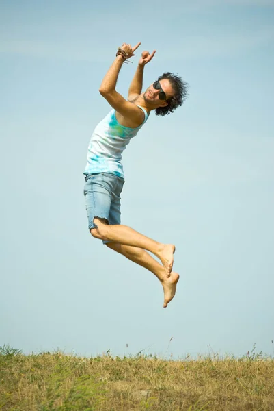 점프 하는 남자 — 스톡 사진