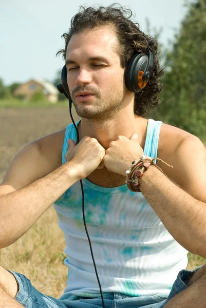 Πορτρέτο του νέου με ακουστικά — Φωτογραφία Αρχείου