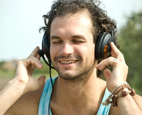 音楽を聴いてる若い男 — ストック写真