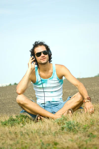 Portret młodego mężczyzny ze słuchawkami — Zdjęcie stockowe
