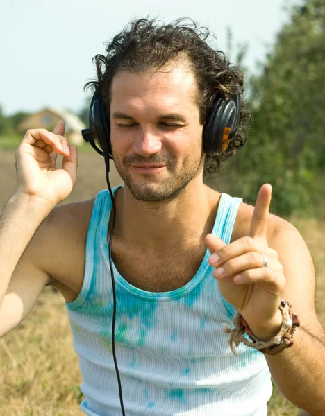 Retrato de un joven con auriculares —  Fotos de Stock