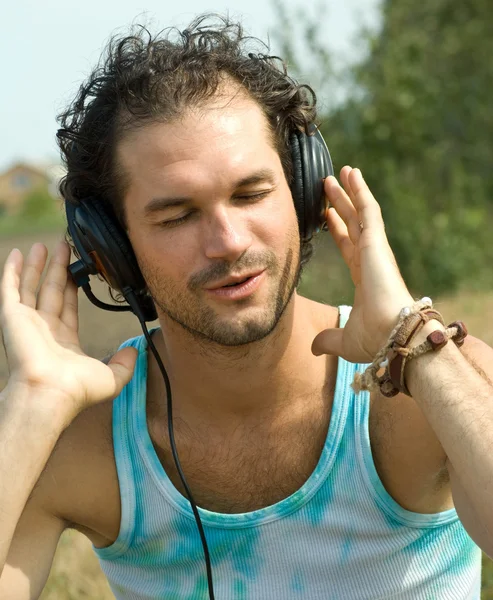Portret młodego mężczyzny ze słuchawkami — Zdjęcie stockowe