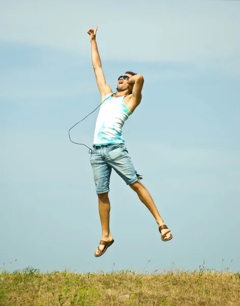 Homem faz um salto difícil — Fotografia de Stock