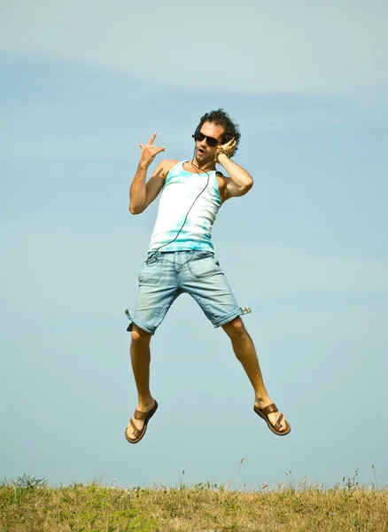 Man makes a difficult jump — Stock Photo, Image
