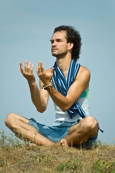 A fiatalember a jóga pozíció — Stock Fotó