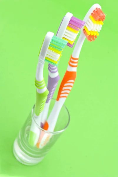 Fargerike tannbørster – stockfoto
