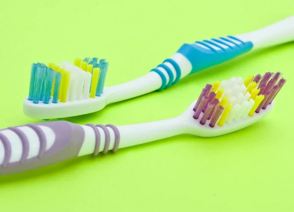 Цветные зубные щетки — стоковое фото