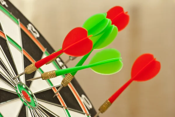 Dartboard met groene en rode darts — Stockfoto