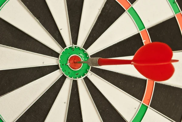 Dart board with red dart — Stock Photo, Image