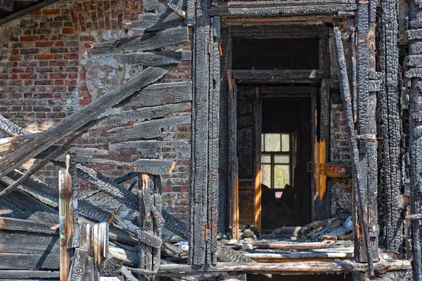 被遗弃的烧的房子 — 图库照片