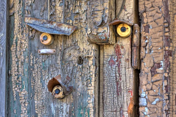 Stare drewniane drzwi z trzema dzwonami — Zdjęcie stockowe