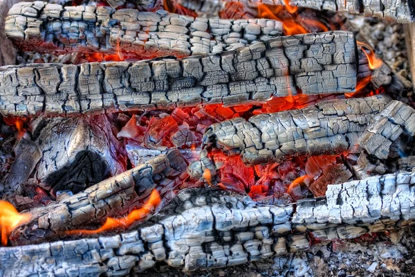 Огонь в камине — стоковое фото