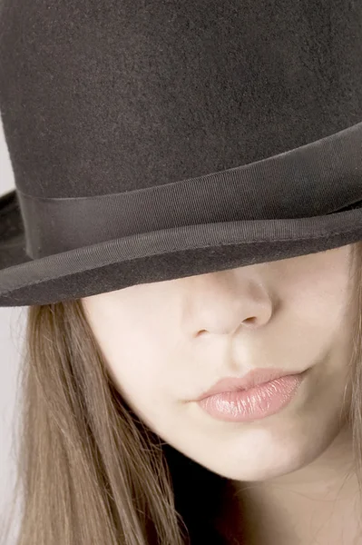 La chica en el sombrero del jugador de bolos tiró hacia abajo sobre sus ojos . — Foto de Stock